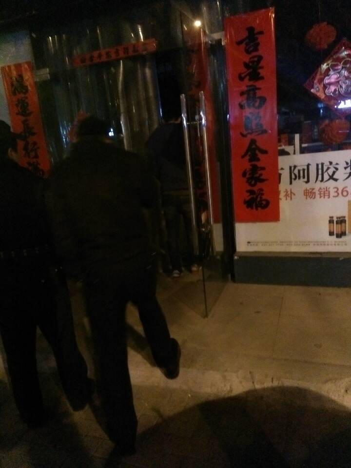 遠康夜巡人員指引民警查看店內(nèi)情況